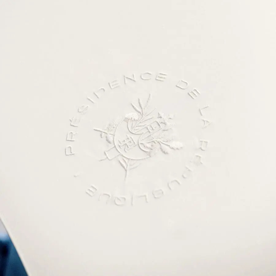 Embroidered coat of arms, Elysée Ecru model