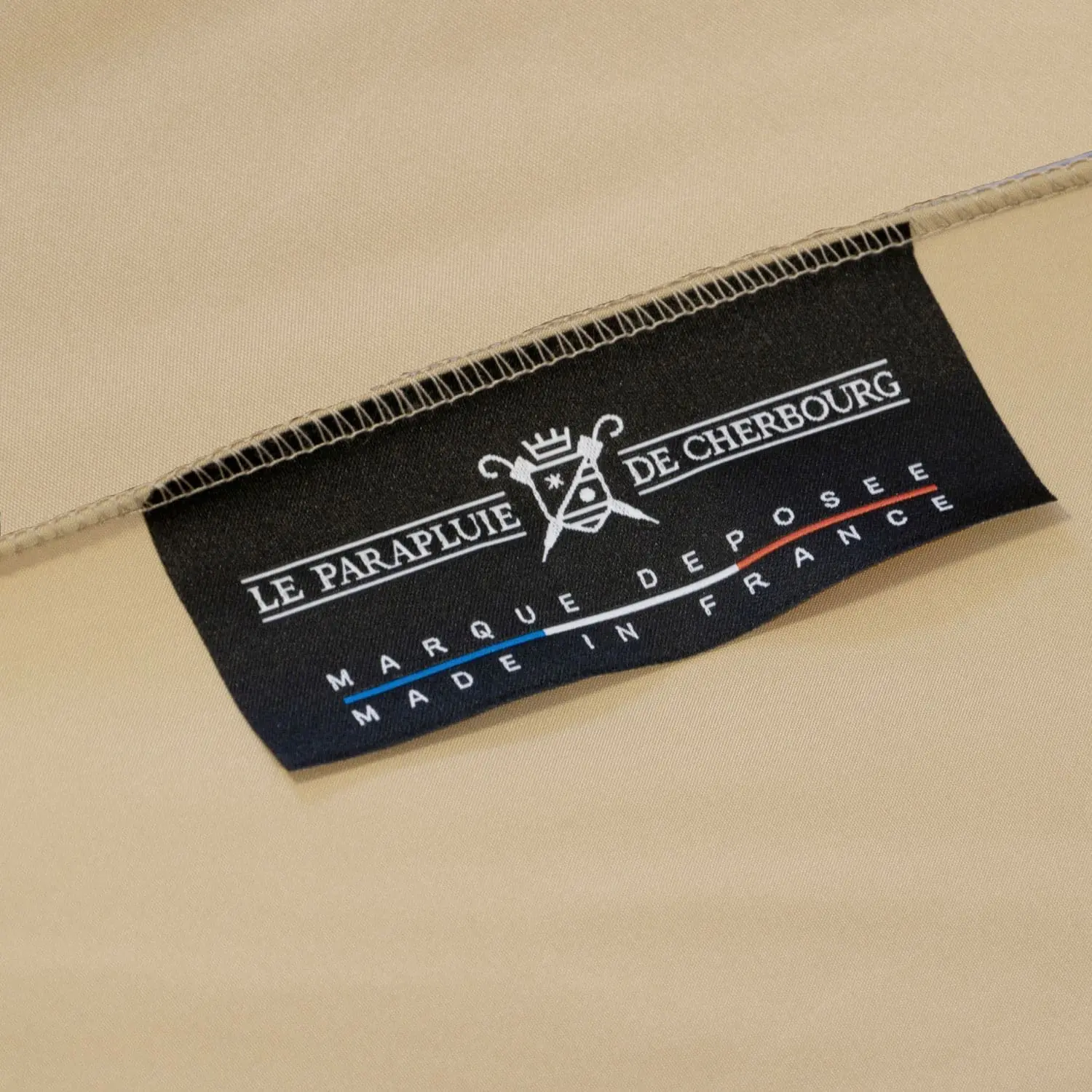 griffe-beige griffe-parapluie-beige-Le-parapluie-de-cherbourg