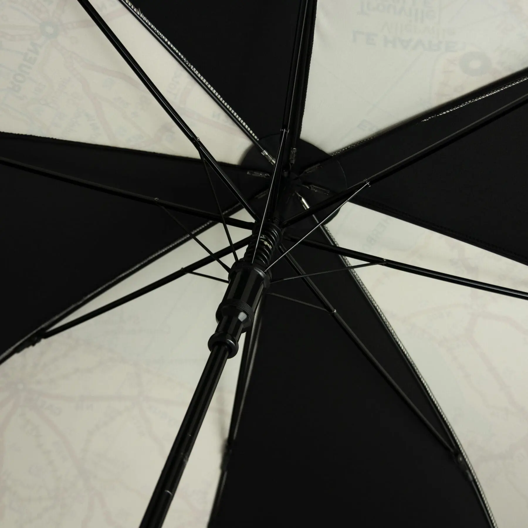 Claw interior view of the Kiplay umbrella