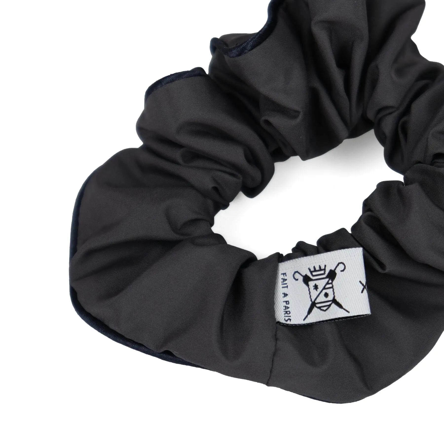 chouchou-upcyclé-anthracite-Le Parapluie de Cherbourg-Atelier Boivin Paris