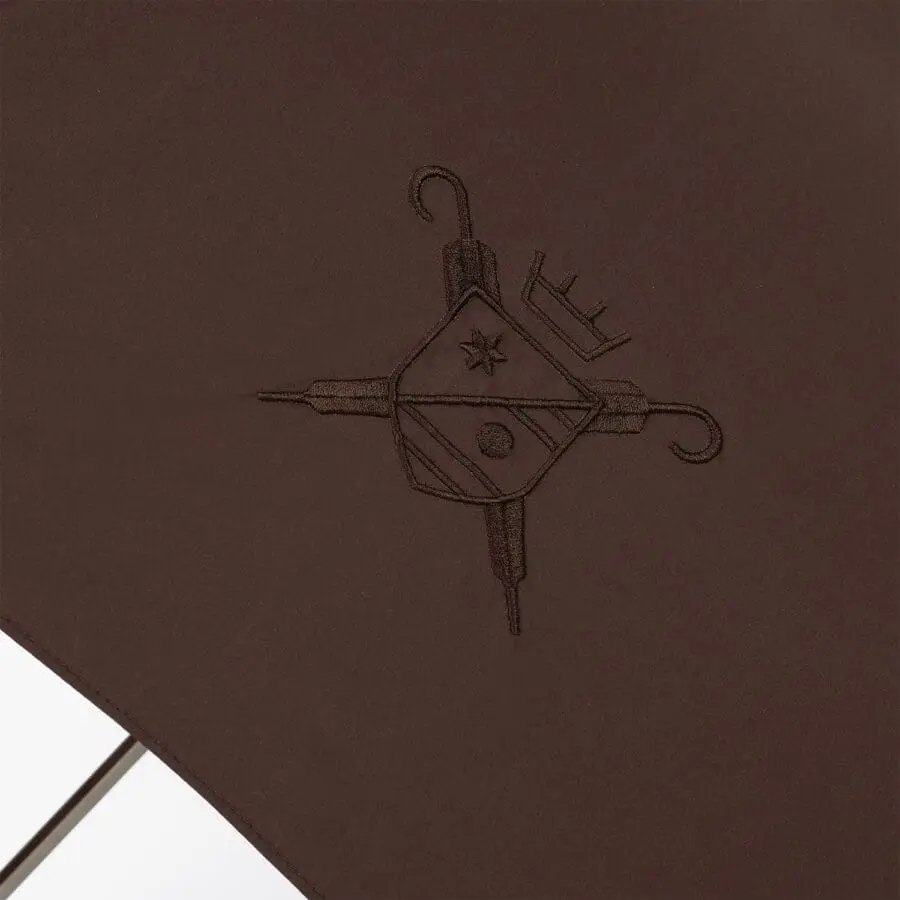 Logo brodé sur parapluie brun