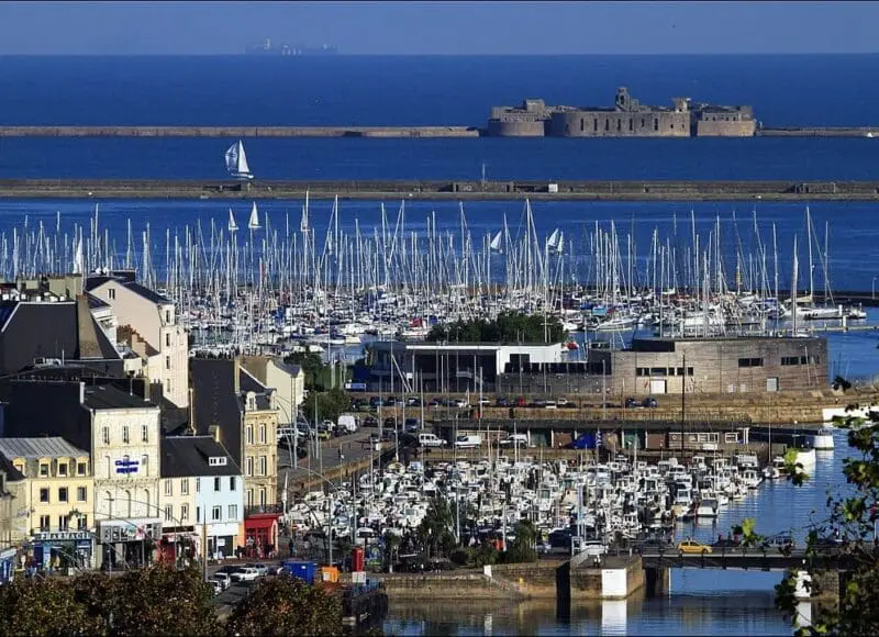 Cherbourg, le port, ville ouverte sur la mer
