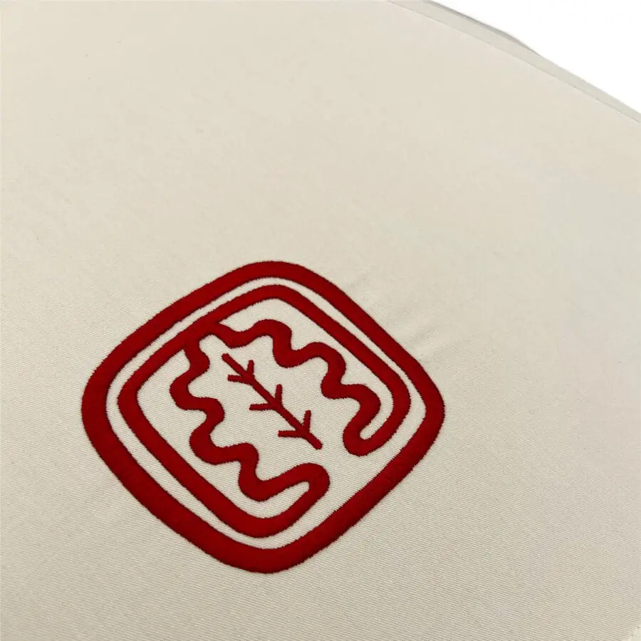 zoom logo en collaboration avec la maison Inès de la Fressange