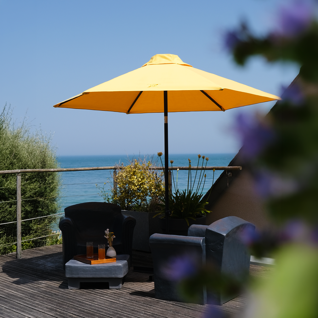 Le Parasol de Cherbourg sur la terrasse d'un établissement hôtelier