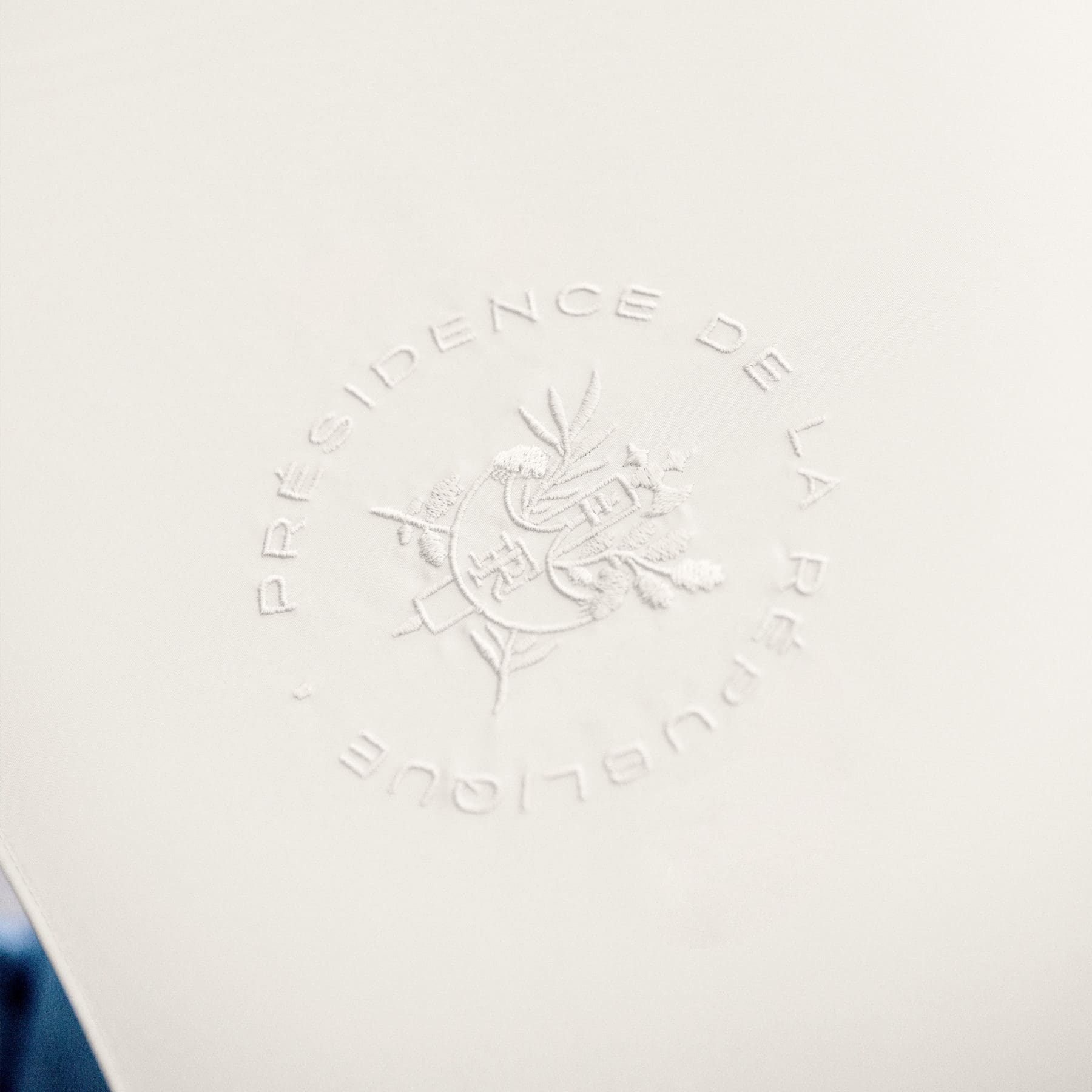 Embroidered coat of arms, Elysée Ecru model
