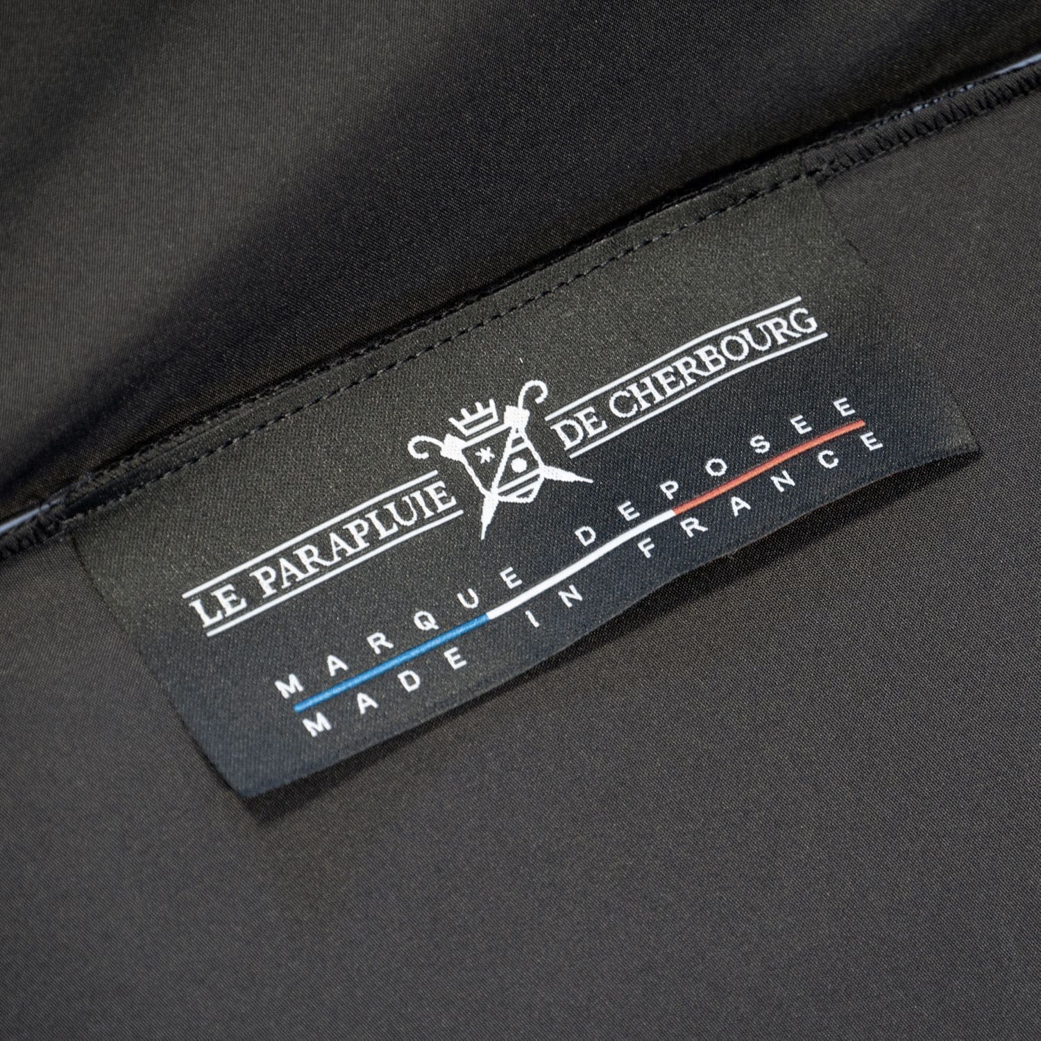 griffe-noir griffe-parapluie-noir-Le-parapluie-de-cherbourg