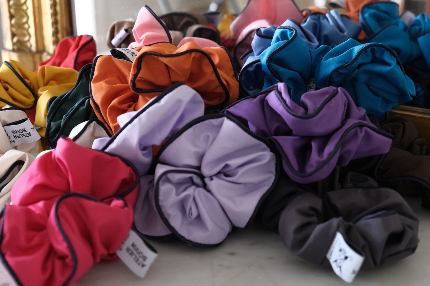 Chouchou upcyclé Le Parapluie de Cherbourg en collaboration avec Atelier Boivin Paris