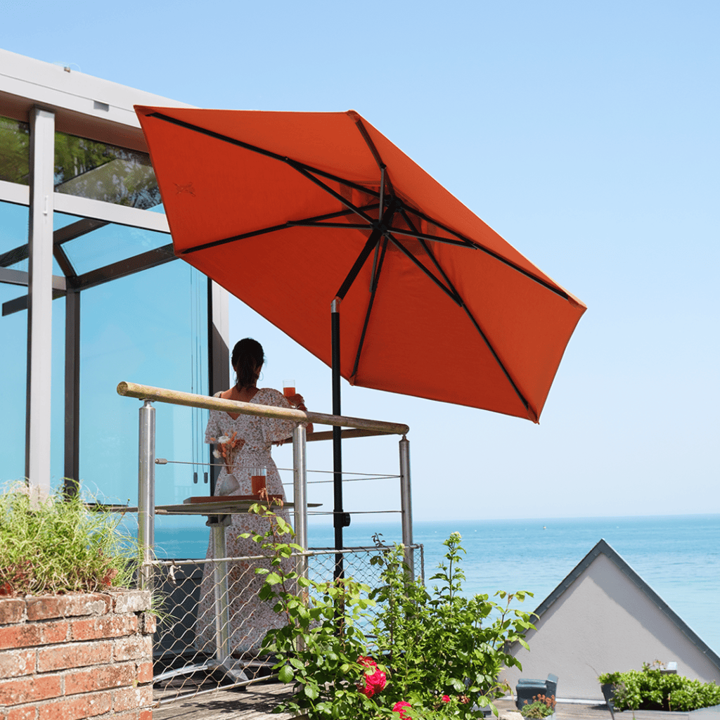 Le Parasol de Cherbourg sur une terrasse face à la mer