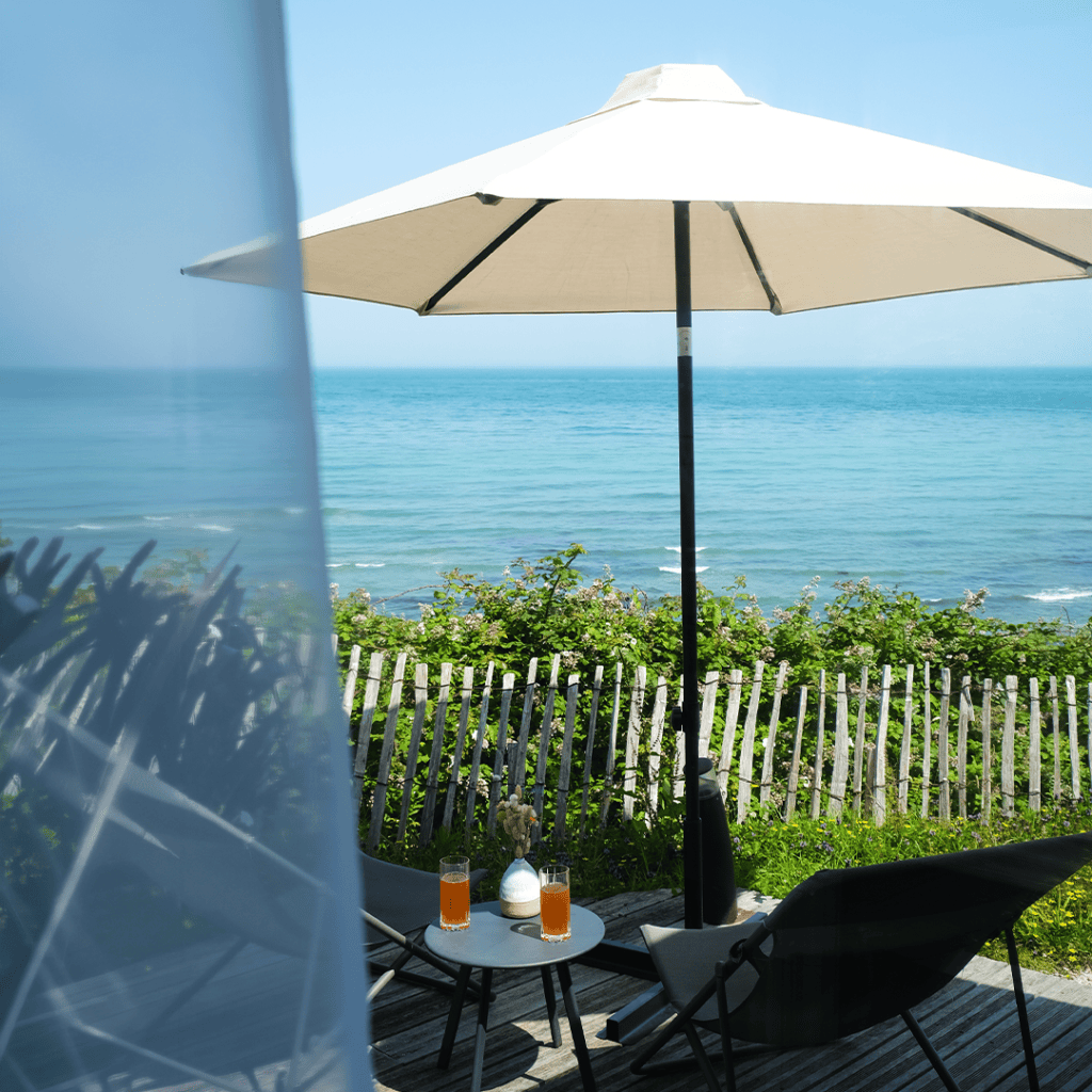 Le Parasol de Cherbourg sur une terrasse face à la mer