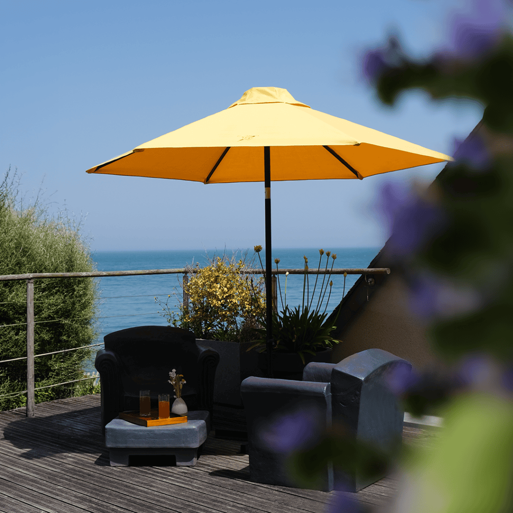 Le Parasol de Cherbourg sur la terrasse d'un établissement hôtelier